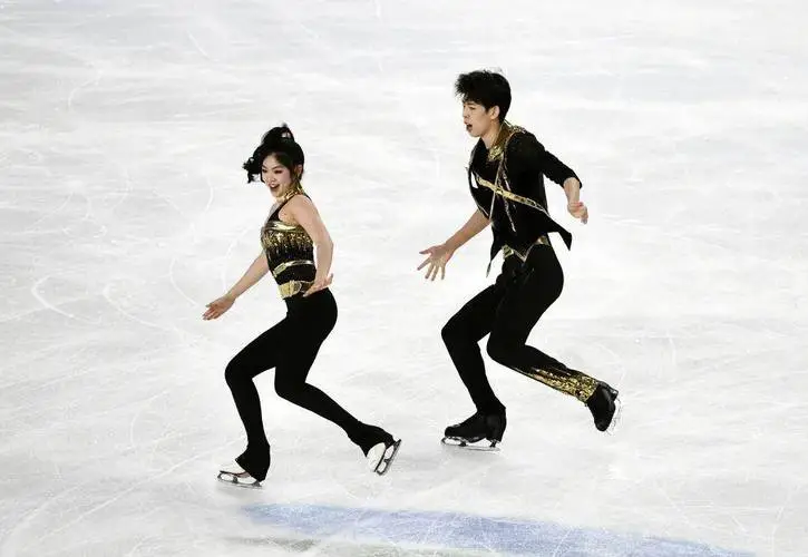 冰上(shàng)華爾茲表演